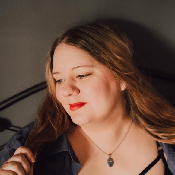 Meet your Posher, Steph - Picture 1 of 2